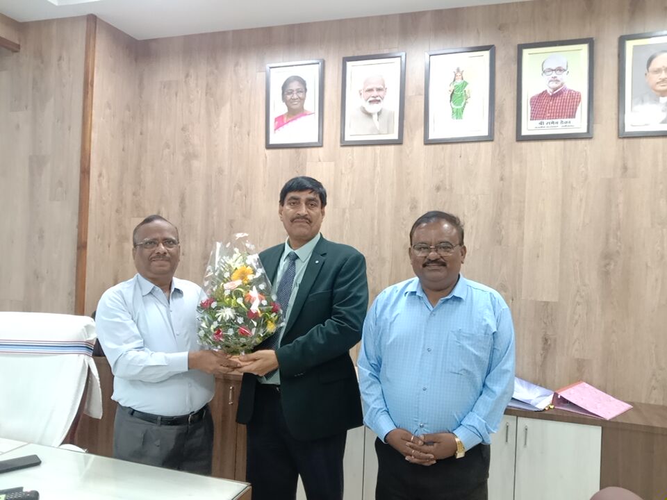 Hon’ble VC Prof. (Dr.) Shiv Dayal Pandey and Registrar Dr. Manish Upadhyay Met Dr. Vyas Dubey, Member–Academic, CGPURC
